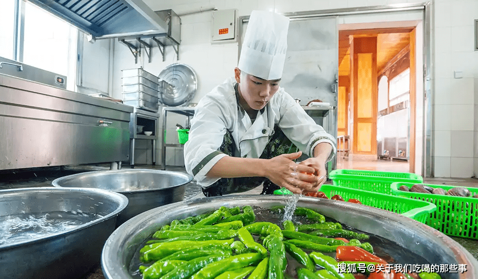 炊事班有多整齐？米袋子像豆腐块，调料瓶走方阵，看到香料太佩服