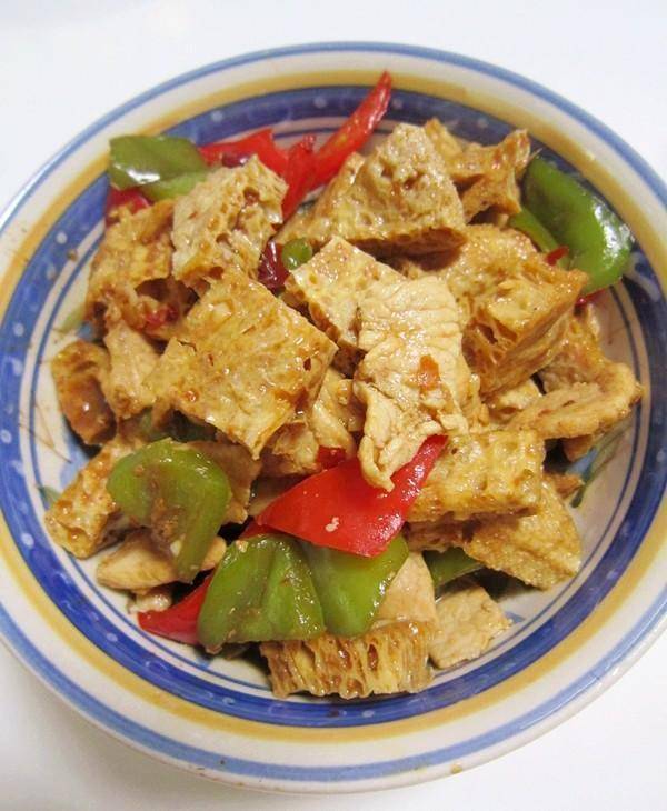 Asia food – Deep-fried tofu, garlic steamed Enoki mushrooms, chopped scallop mushrooms, chips