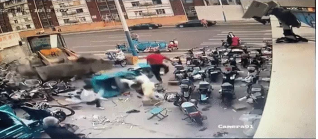 China – Heart-stopping scene of “crazy car” rushing to the sidewalk, father quickly saves his son from escaping