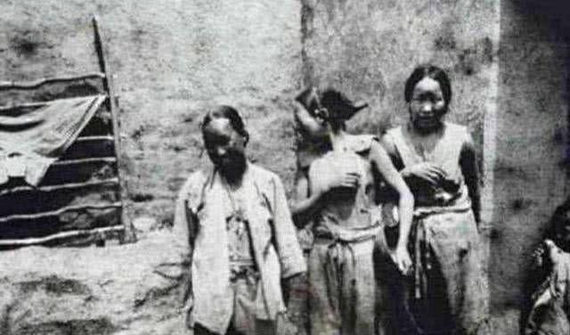 China – late qing dynasty old photographs: these women are the daughters-in-law of poor families, to the point of being naked