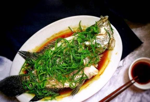 Asia food – When making steamed fish, should you pour cooking oil or soy sauce first? So that the fish is not fishy?