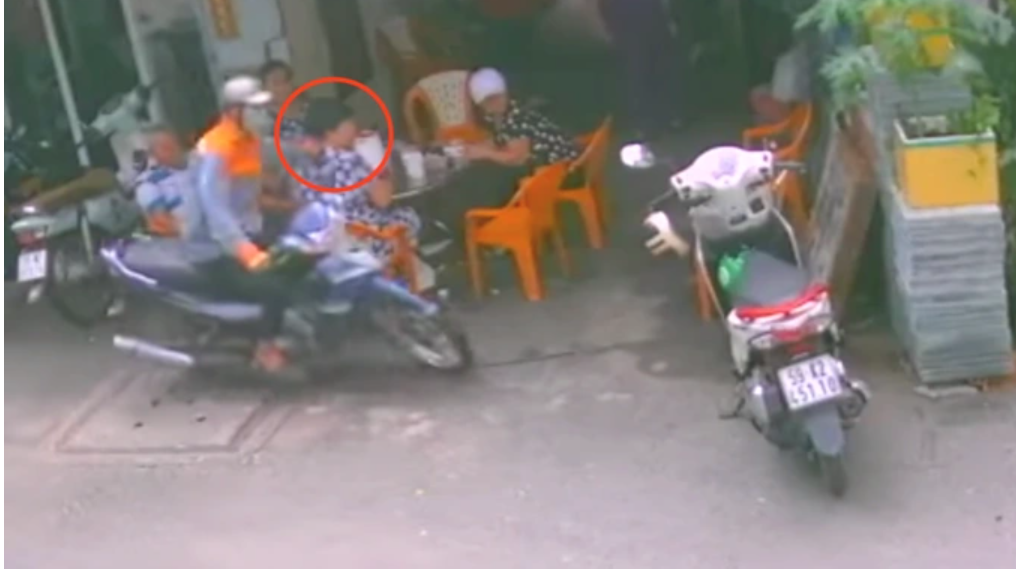 VietNam – Cheeky snatching necklace of woman sitting down for breakfast