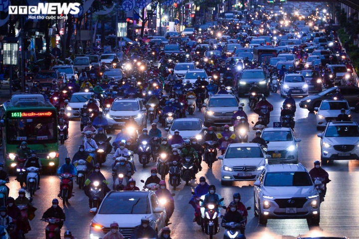VietNam  – Hanoi pilots hard lane separation of cars and motorcycles on Nguyen Trai street from 6/8