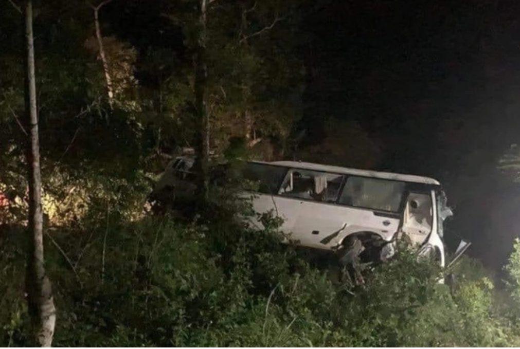 VietNam – Overturned car carrying tourists, 3 dead, 10 injured
