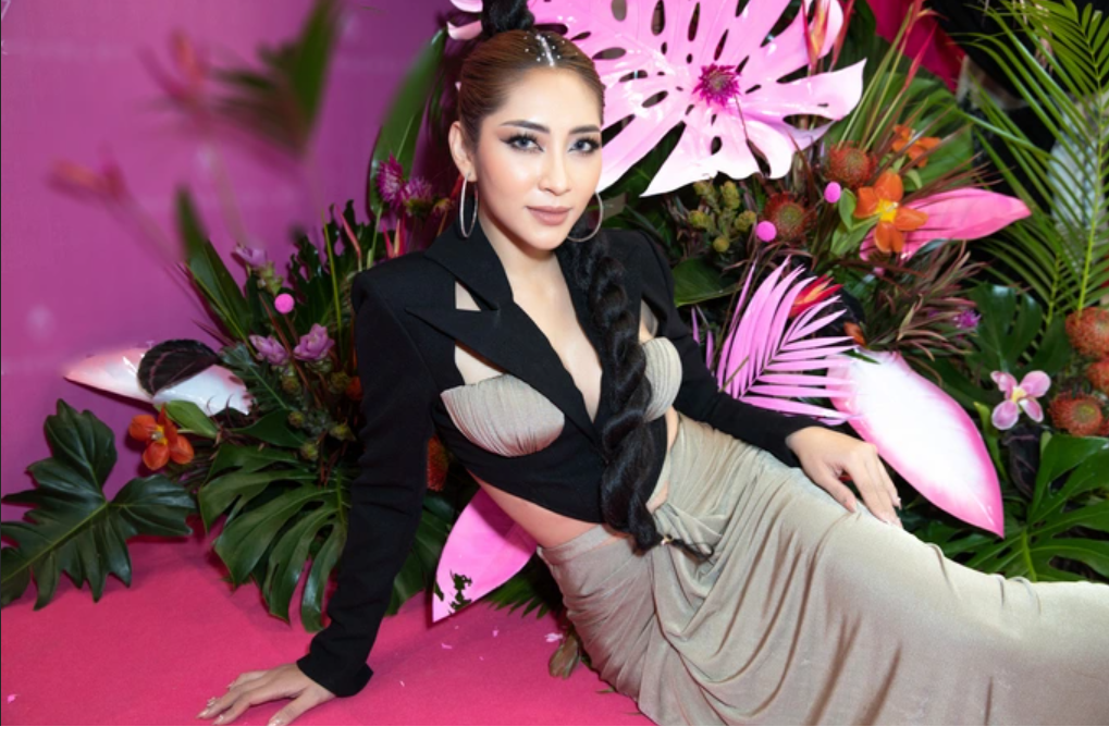 VietNam – Showbiz – Miss Do Nhat Ha, Dang Thu Thao showed off her figure with a bold cut dress