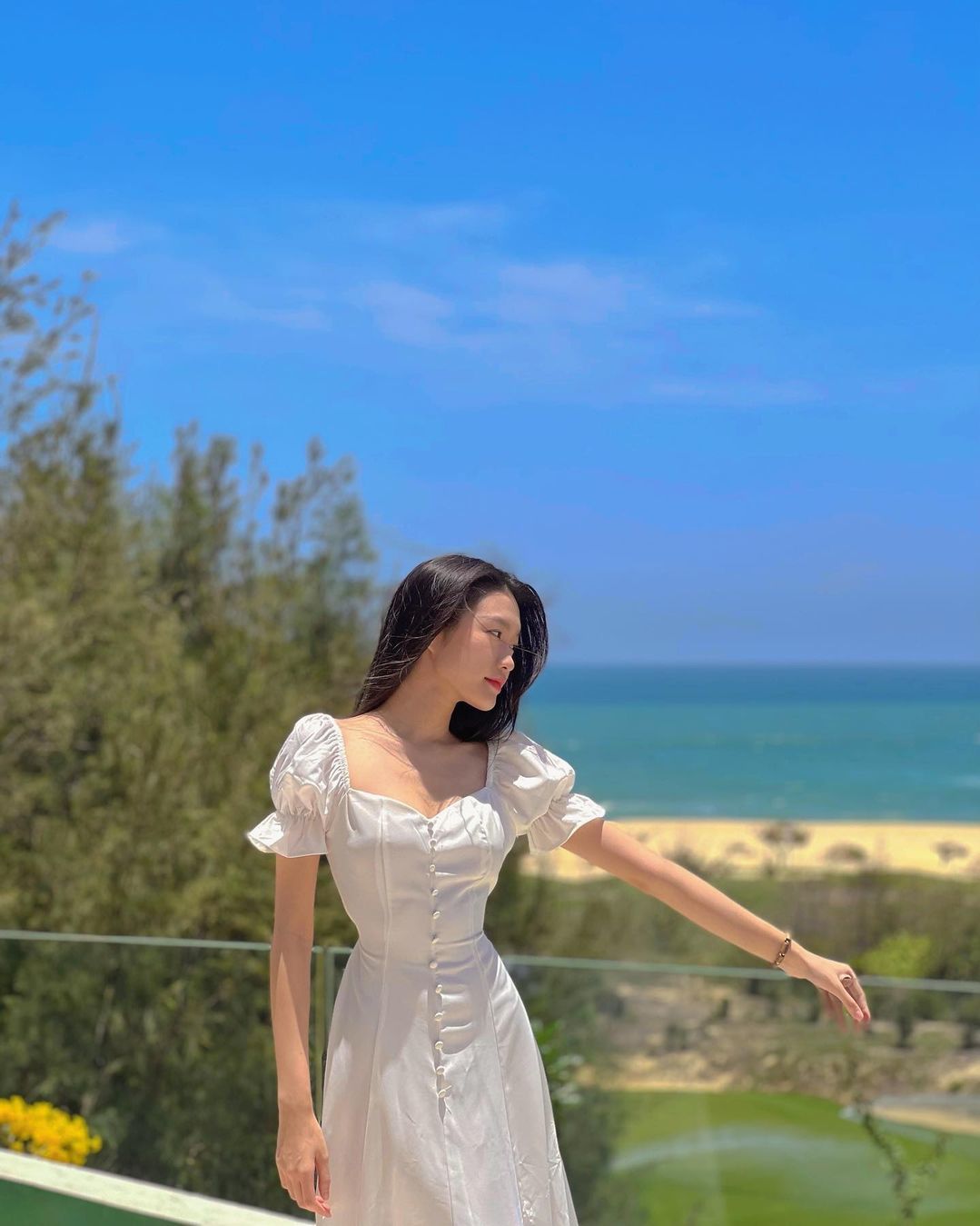 VietNam – Showbiz – A series of tiny waist dresses of Doan Van Hau’s girlfriend