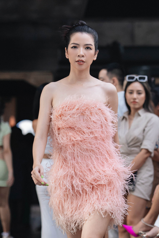 VietNam Showbiz – Thao Trang kisses the wind during the catwalk