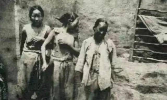 Old photos from the late Qing Dynasty: Members of the Boxer Regiment were brutally beheaded, and the old eunuchs selected court ladies for “coating draft”