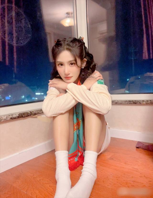 The most beautiful football player in China posts sweet and lovely legs