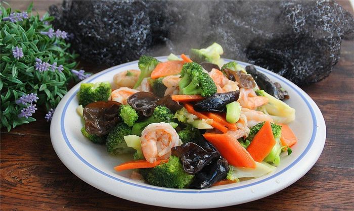 What goes well with broccoli? This combination is simple to fry, good-looking and tasty, crunchy and delicious