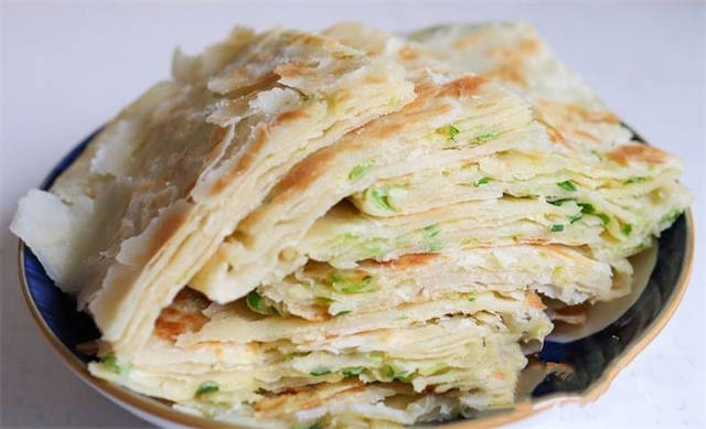 The method of scallion pancakes that you have never tried before, add one more ingredient, no matter how you bake it, it will be crispy, crispy and soft